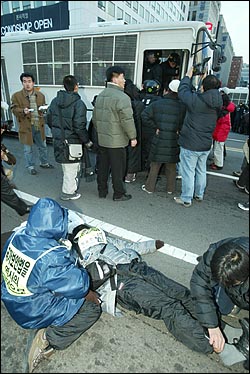 경찰버스에 연행된 단식농성자들 중에서 여러명이 실신하자 경찰이 이들을 다시 버스 밖으로 내려 놓았다. 